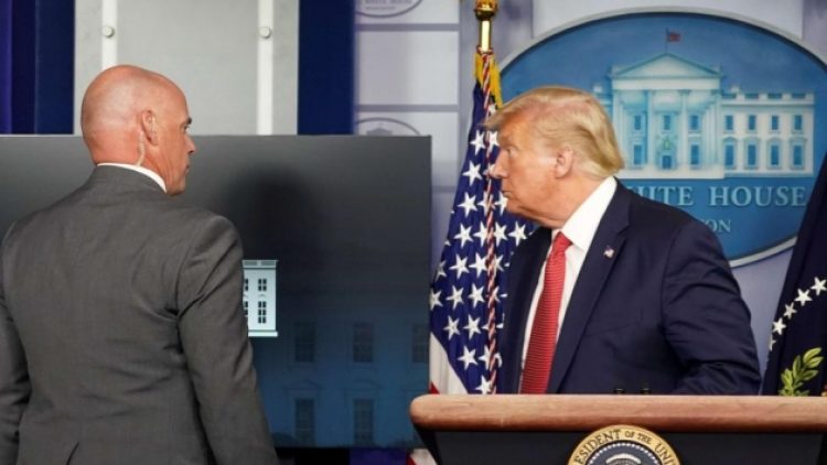 Trump apar topar toplantıdan çıkarıldı