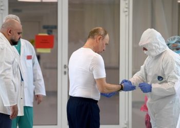 Putin’in kızı tescillenen ilk Kovid-19 aşısından yaptırdı