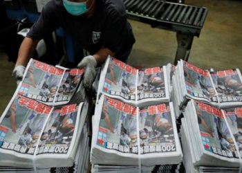 Baskına uğrayan gazeteye destek için okurlar geceden sıraya girdi