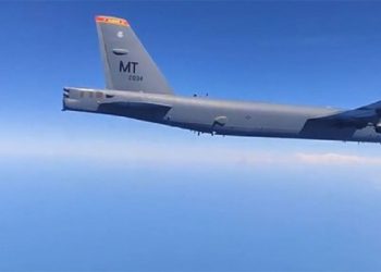 B-52’nin burnunda uçtular!