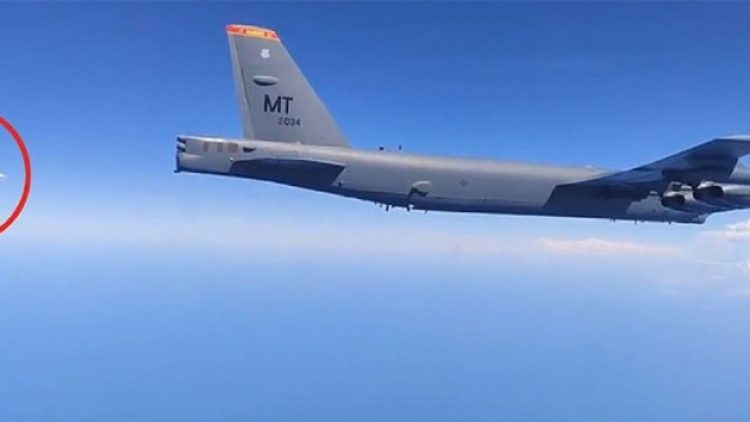 B-52’nin burnunda uçtular!