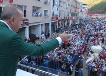 Erdoğan’a: İkram böyle yapılmaz, gül bile böyle atılmaz