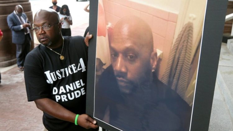 Prude’un ölümüne neden olan 7 polis görevden uzaklaştırıldı