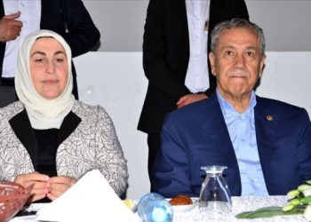 Bülent Arınç ve eşinin korona testi pozitif