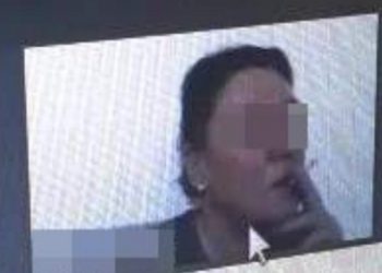 Uzaktan eğitim sırasında sigara içti!