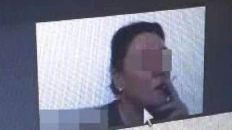 Uzaktan eğitim sırasında sigara içti!