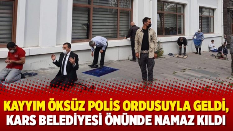 Kayyım Öksüz polis ordusuyla geldi, Kars Belediyesi önünde namaz kıldı