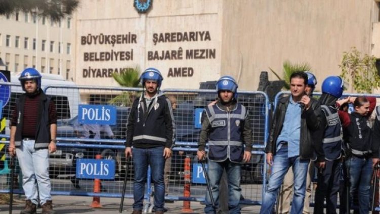 Diyarbakır Büyükşehir Belediyesi’nden 25 işçi ve memur ihraç edildi