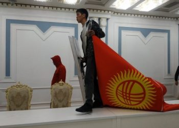 Başbakan istifa etmişti: Kırgız muhalifler bazı hükümet pozisyonlarını ele geçirdi