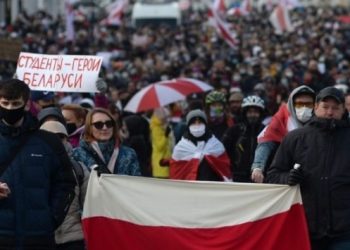 Belarus’ta 10 binlerce kişi sokağa döküldü! 2’si gazeteci 65 kişi gözaltına alındı