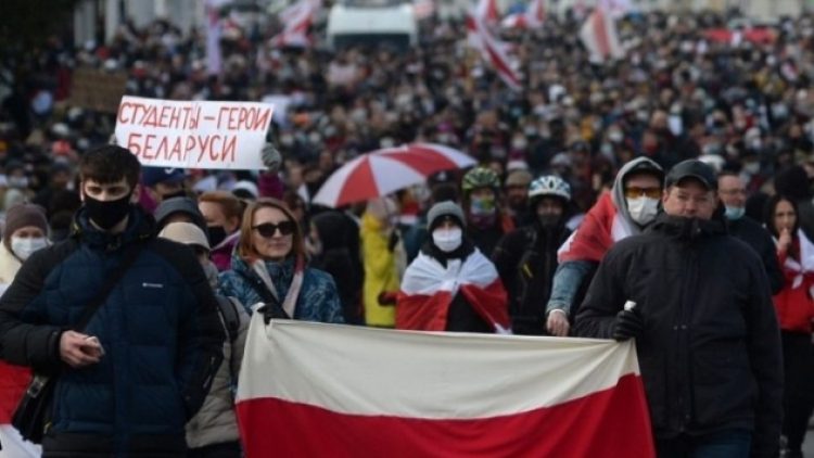 Belarus’ta 10 binlerce kişi sokağa döküldü! 2’si gazeteci 65 kişi gözaltına alındı