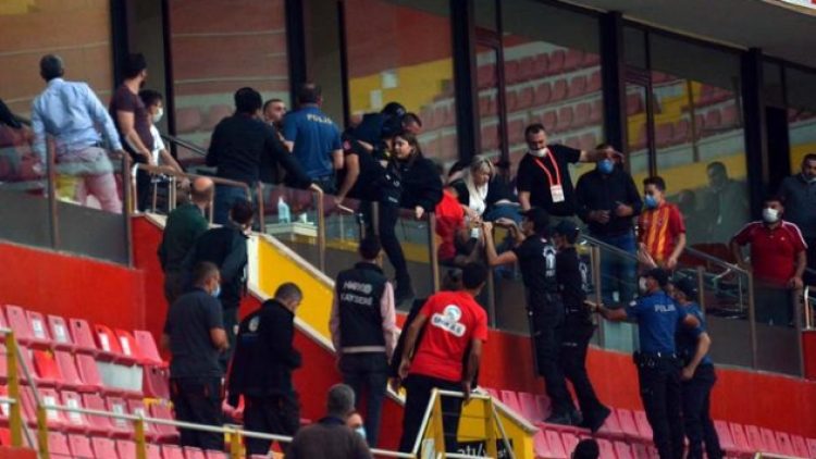 Başkanın locasına saldırı!