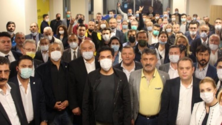 Kavuncu’ya destek için toplanan İyi Partililer Özdağ’ın ihracı için dilekçe verdi