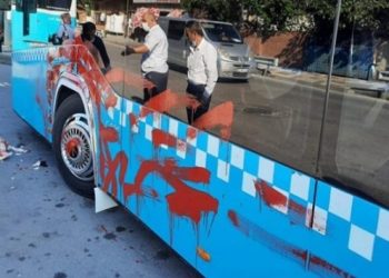 Otobüse alınmayan kadın aracı kırmızıya boyadı