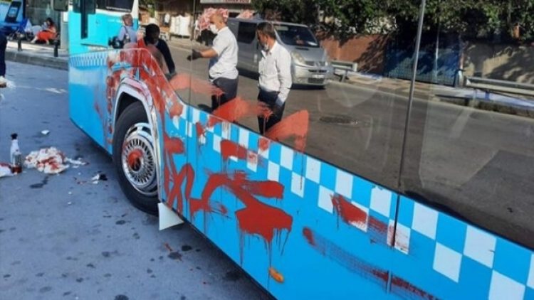 Otobüse alınmayan kadın aracı kırmızıya boyadı