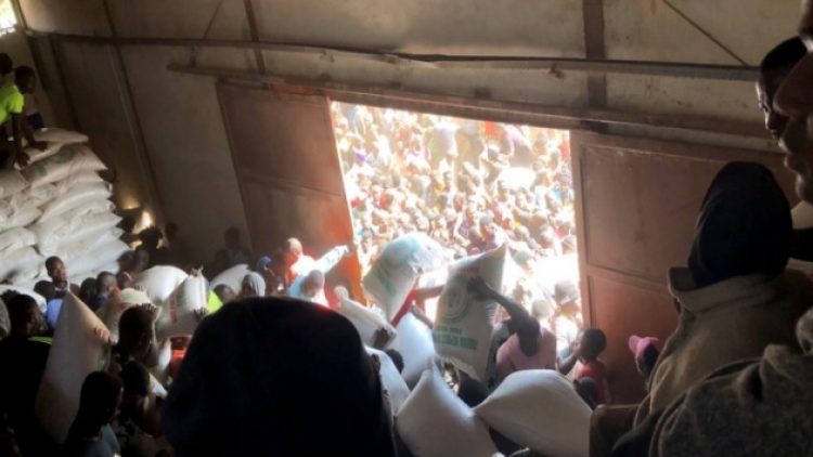 Nijerya’da protestolar yağmaya dönüştü