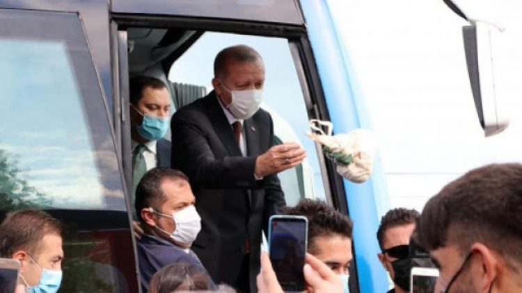 Davutoğlu: Dolar olmuş 8 TL, iktidar vatandaşın derdiyle dalga geçiyor