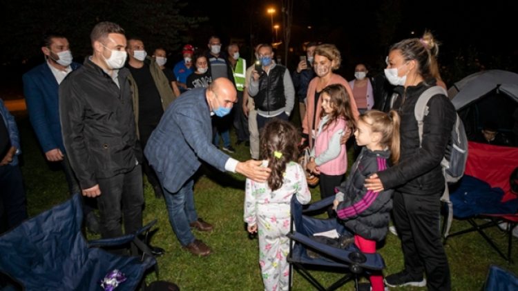 “Enkaz altında 180 civarında vatandaşımız var”