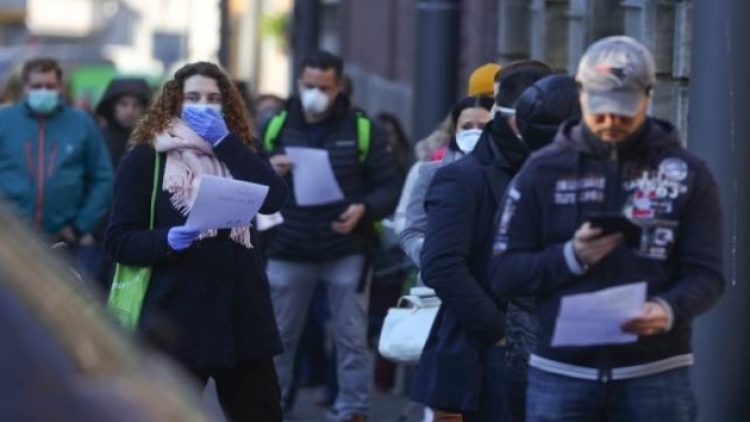 Kovid-19 İngiltere’de 4 haftalık sokağa çıkma yasağı ilan ettirdi