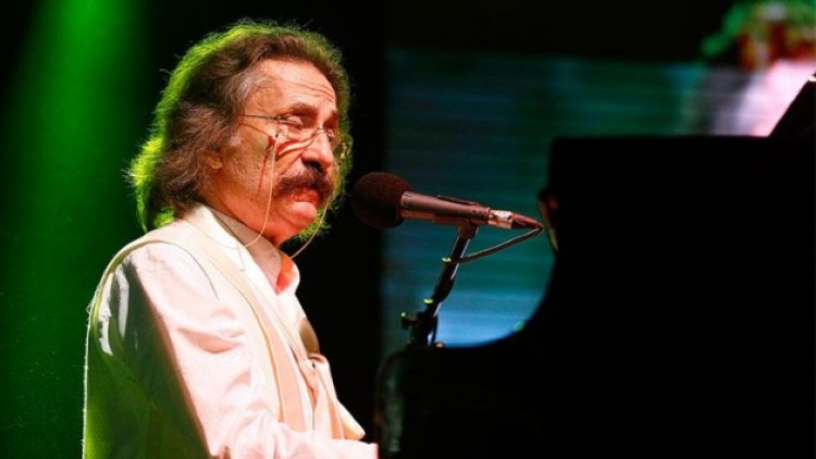 Sanatçı Timur Selçuk hayatını kaybetti