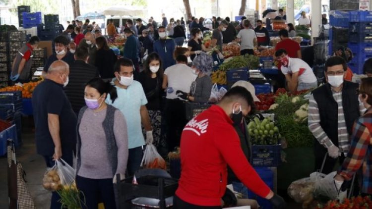 İstanbul’da pazar yerlerinde sigara içmek yasaklandı