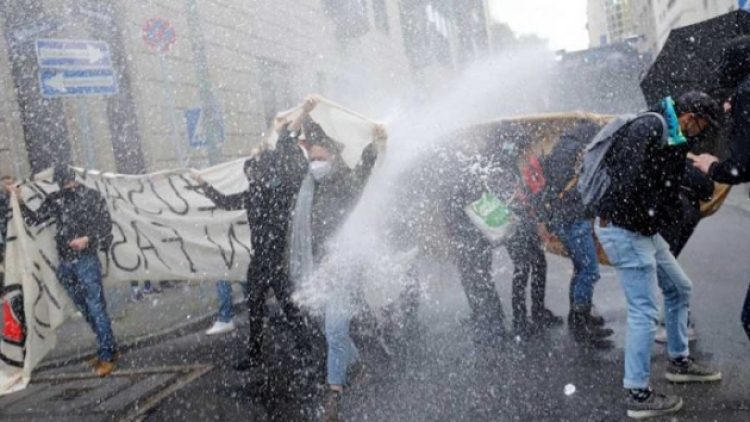 Almanya’da korona önlemleri protesto edildi!