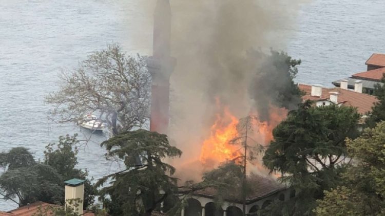 Tarihi camide yangın
