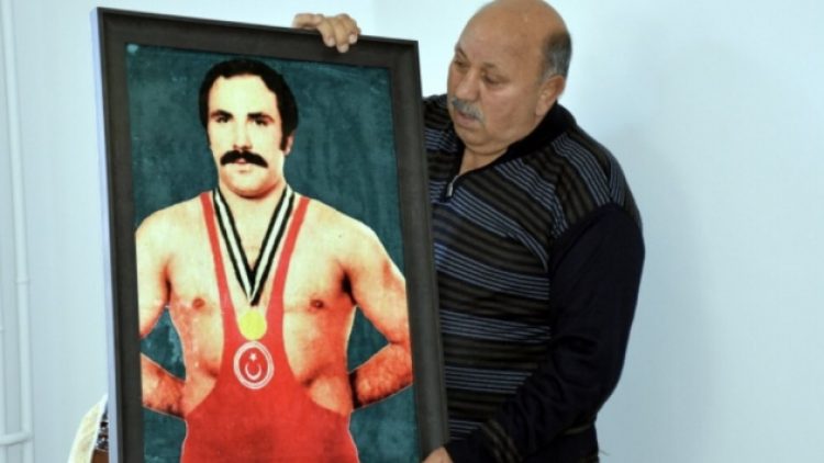Şampiyon güreşçi Reşit Karabacak koronavirüse yenik düştü