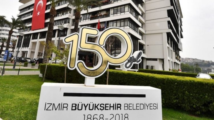 Depremde hasar gören İzmir Büyükşehir Belediye binası yıkılıyor