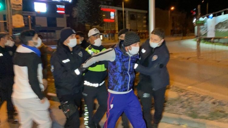 Sokağa çıkma yasağında binlerce kişi sokaktaydı