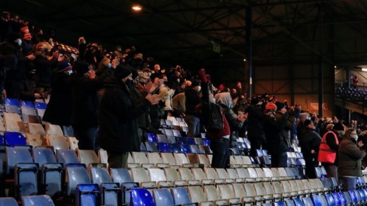 İngiltere’de taraftarlar tribünlere dönüyor!