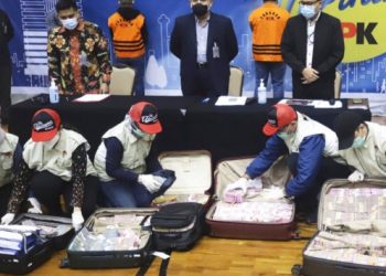 Bakan rüşvet dolu bavullarla teslim oldu