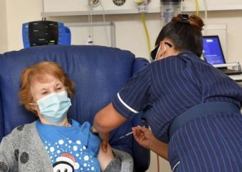 Koronada tarihi an: Pfizer’in aşısı Britanya’da ilk kez yaşlı bir kadına uygulandı