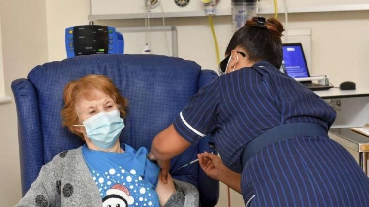 Koronada tarihi an: Pfizer’in aşısı Britanya’da ilk kez yaşlı bir kadına uygulandı