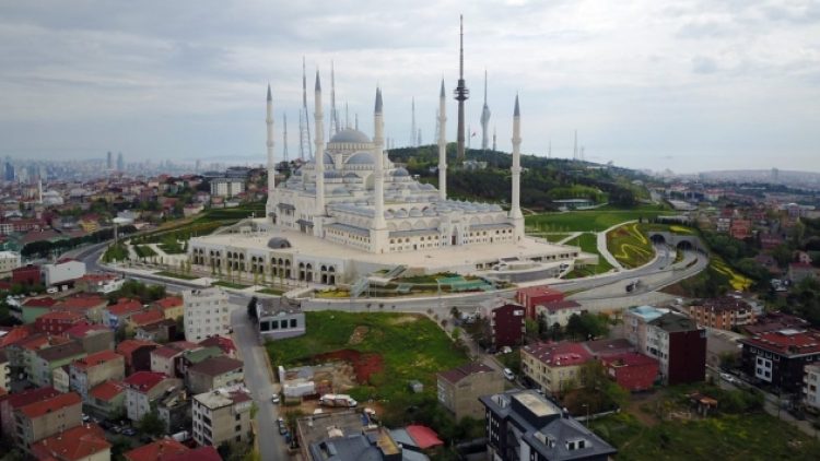 Büyük Çamlıca raylı sistem hattını Büyükşehir değil, Ulaştırma Bakanlığı üstlenecek