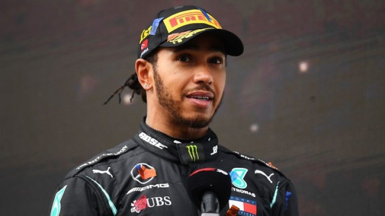 Lewis Hamilton, Mercedes ile yeniden anlaşmaya vardı