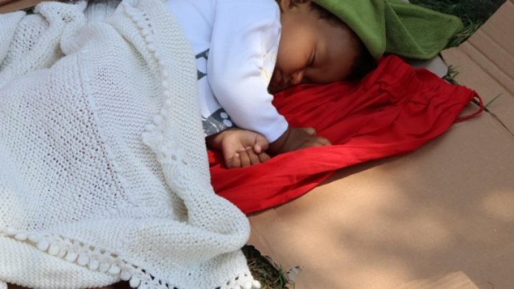 Midilli adasındaki mülteci kampında bebekleri fareler ısırıyor