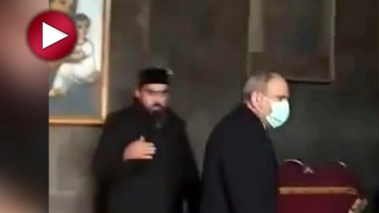 Paşinyan kiliseden kovuldu!