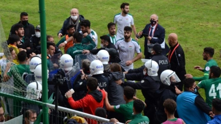 Maç sonrası futbolcular birbirine girdi