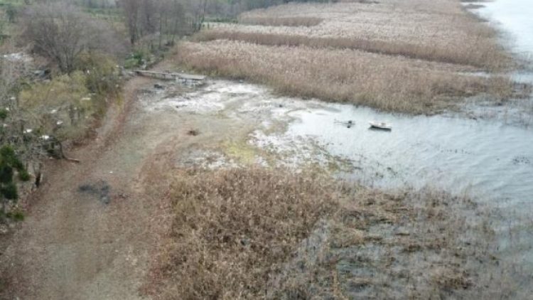 Sapanca Gölü’nde su seviyesi düştü, rıhtımlar ortada kaldı