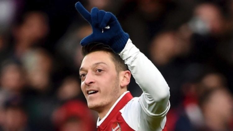 İngiltere’nin gündemi Mesut Özil ve Fenerbahçe