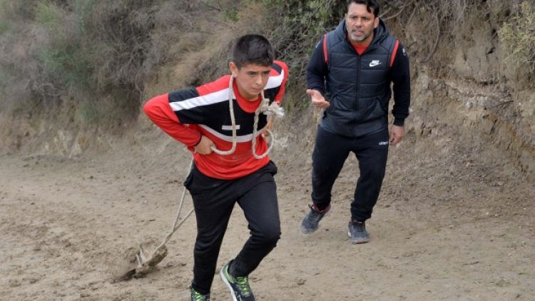 Spor salonları kapanınca dağda antrenmana başladılar