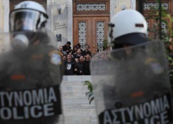 Yunanistan’da üniversiteliler sokağa döküldü