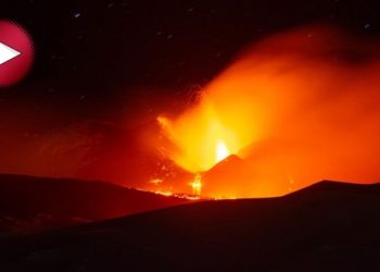 İtalya’daki Etna Yanardağı tekrar lav püskürtmeye başladı