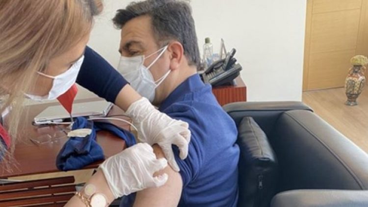 Yaşar Hacısalihoğlu hangi öncelikle aşı oldu?