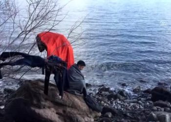 Midilli’ye geçen 27 sığınmacı kurtarıldı