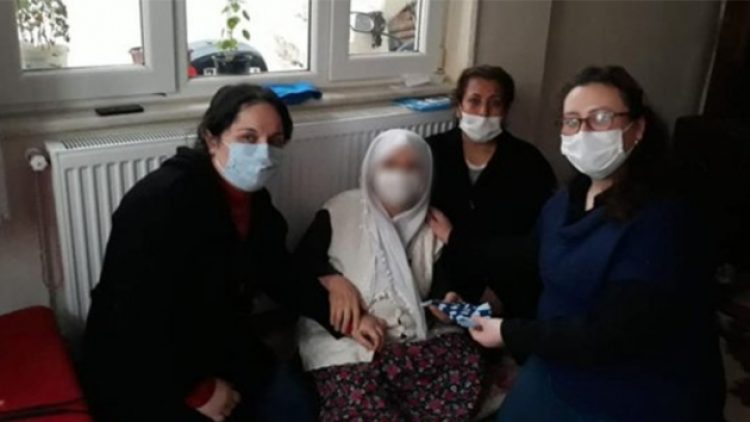 İcraatın böylesi: AKP, vatandaşa törenle çorap dağıttı!