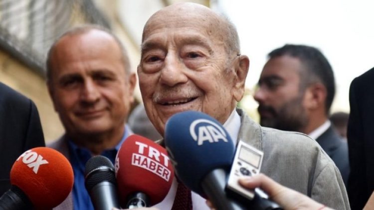 Eski bakanlardan Cahit Kayra yaşamını yitirdi