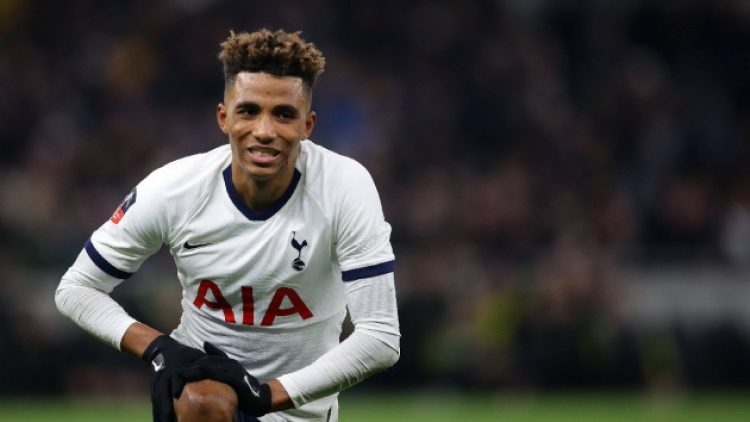 Galatasaray’ın yeni transferi Gedson Fernandes havalimanından ambulansla alındı