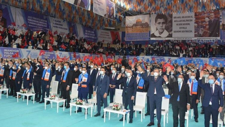 AKP Bilecik İl Kongresi’ndeki küfrü ‘dik dur eğilme’ sloganı bastıramadı